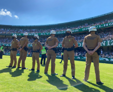 Oficiais e praças em formação na PMPR garantem a segurança no Estádio Couto Pereira em Curitiba