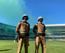 Oficiais e praças em formação na PMPR garantem a segurança no Estádio Couto Pereira em Curitiba