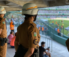 Oficiais e praças em formação na PMPR garantem a segurança no Estádio Couto Pereira em Curitiba