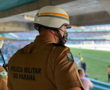 Oficiais e praças em formação na PMPR garantem a segurança no Estádio Couto Pereira em Curitiba