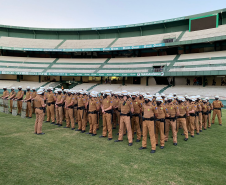 Oficiais e praças em formação na PMPR garantem a segurança no Estádio Couto Pereira em Curitiba