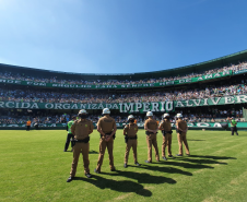 Oficiais e praças em formação na PMPR garantem a segurança no Estádio Couto Pereira em Curitiba