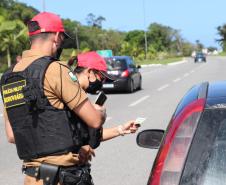 Polícia Rodoviária utiliza cães de faro contra o tráfico de drogas no Litoral