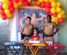 Policiais militares participam de festa de aniversário de pequena fã da PM em Pato Branco (PR)