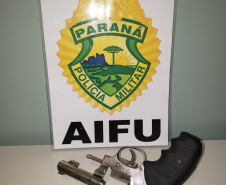 AIFU apreende 1,8 mil maços de cigarros contrabandeados, droga e uma arma de fogo em Curitiba