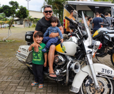 Ciclo de exposições da PM atrai dezenas de crianças e adultos nas praias do Litoral