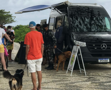Ciclo de exposições da PM atrai dezenas de crianças e adultos nas praias do Litoral