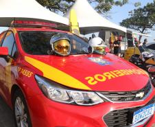 PM leva diversão às praias com exposição de viaturas e pintura de rosto para crianças