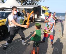 PM leva diversão às praias com exposição de viaturas e pintura de rosto para crianças