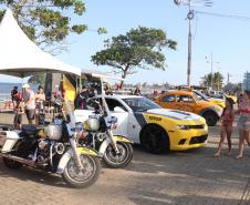 PM leva diversão às praias com exposição de viaturas e pintura de rosto para crianças