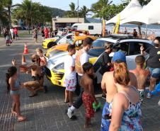 PM leva diversão às praias com exposição de viaturas e pintura de rosto para crianças