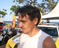 PM leva diversão às praias com exposição de viaturas e pintura de rosto para crianças