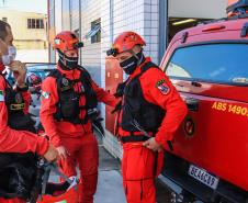 Primeiro grupo de bombeiros paranaenses e cães de faro viaja para Petrópolis