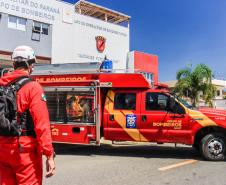 Primeiro grupo de bombeiros paranaenses e cães de faro viaja para Petrópolis