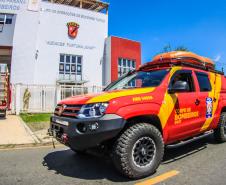 Primeiro grupo de bombeiros paranaenses e cães de faro viaja para Petrópolis
