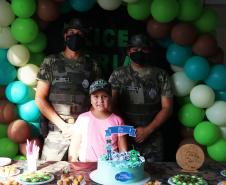 No Litoral, policiais militares realizam sonho de fã mirim em festa de aniversário