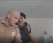 Policiais salvam vida de bebê e PM orienta sobre como agir em caso de engasgamento