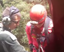 Bombeiros e BPMOA resgatam vítima de afogamento no Salto dos Macacos, em Morretes