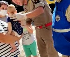 Policiais salvam vida de bebê e PM orienta sobre como agir em caso de engasgamento