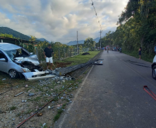 Após acidente na estrada da Codonga, BPMOA faz transporte de vítima até Paranaguá 