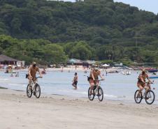 Policiamento da PM com bicicletas aumenta mobilidade no Litoral e proximidade com a população