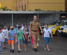 Batalhão da PM de Maringá recebe visita da Casa da Criança