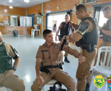 Policiais do 10º BPM recebem instrução sobre atendimento pré-hospitalar em combate, em Apucarana