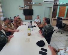 O comandante-geral da Polícia Militar do Paraná, Coronel Hudson Leôncio Teixeira, recebeu nesta sexta-feira (18) a visita do subcomandante-geral da Polícia Militar da Bahia, Coronel Nilton Cezar Machado Espíndola, de forma a debaterem parcerias e troca de experiência entre as polícias do Paraná e da Bahia.  Além disso, o Batalhão de Polícia Ambiental Força Verde homenageou o Coronel Nilton Cezar Machado Espíndola com a entrega da medalha do Batalhão Ambiental, devido as contribuições, troca de conhecimentos