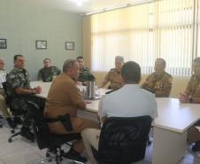 O comandante-geral da Polícia Militar do Paraná, Coronel Hudson Leôncio Teixeira, recebeu nesta sexta-feira (18) a visita do subcomandante-geral da Polícia Militar da Bahia, Coronel Nilton Cezar Machado Espíndola, de forma a debaterem parcerias e troca de experiência entre as polícias do Paraná e da Bahia.  Além disso, o Batalhão de Polícia Ambiental Força Verde homenageou o Coronel Nilton Cezar Machado Espíndola com a entrega da medalha do Batalhão Ambiental, devido as contribuições, troca de conhecimentos