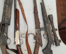  Policias Militares do 1º BPM recuperam armas e prendem suspeitos de roubo a uma chácara em Palmeira/PR.  