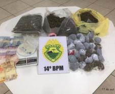  Em ações distintas, PM apreende quase 2 Kg de drogas e prende três homens por tráfico em Foz do Iguaçu.