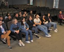 Alunos do Colégio da Vila Militar de Maringá visitam QCG