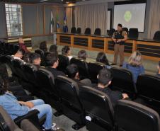 Alunos do Colégio da Vila Militar de Maringá visitam QCG