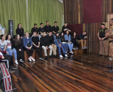 Alunos do Colégio da Vila Militar de Maringá visitam QCG