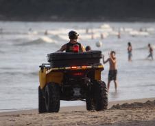 Quadriciculo pilotado por policial feminina na areia da praia de caiobá2