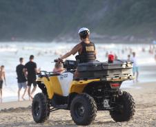 Quadriciculo pilotado por policial feminina na areia da praia de caiobá