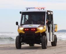 Veículo UTV na areia da praia de Matinhos