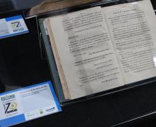 Os visitantes têm a chance de ver de perto documentos históricos 