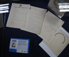 Os visitantes têm a chance de ver de perto documentos históricos 