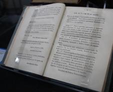 Os visitantes têm a chance de ver de perto documentos históricos 