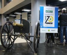Os visitantes têm a chance de ver de perto documentos históricos 