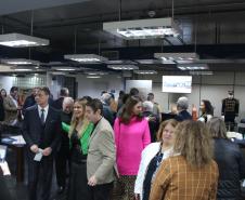 Os visitantes têm a chance de ver de perto documentos históricos 