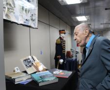 Os visitantes têm a chance de ver de perto documentos históricos 