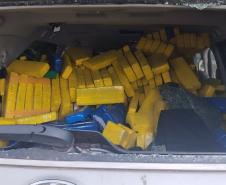 Cerca de 800 quilos de maconha foram encontrados em uma caminhonete que tentou fugir de uma abordagem policial