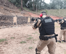 POLICIAIS MILITARES DO BATALHÃO DE POLÍCIA DE TRÂNSITO PARTICIPAM DE INSTRUÇÃO DE ARMAS PORTÁTEIS