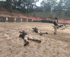 POLICIAIS MILITARES DO BATALHÃO DE POLÍCIA DE TRÂNSITO PARTICIPAM DE INSTRUÇÃO DE ARMAS PORTÁTEIS