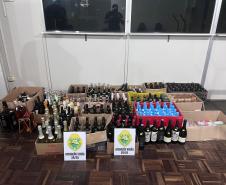 Durante a abordagem a um estabelecimento comercial, os policiais encontraram 542 essências de narguilé, 301 garrafas de bebidas diversas
