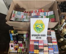 Durante a abordagem a um estabelecimento comercial, os policiais encontraram 542 essências de narguilé, 301 garrafas de bebidas diversas