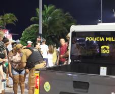 O policiamento ostensivo esteve presente nos locais de maior movimento, como praias, praças e eventos públicos, garantindo a segurança durante os shows e queima de fogos.