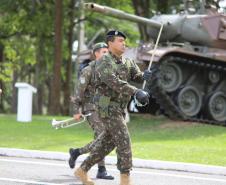 Comandante-Geral da PMPR recebe Medalha do Exército em solenidade 